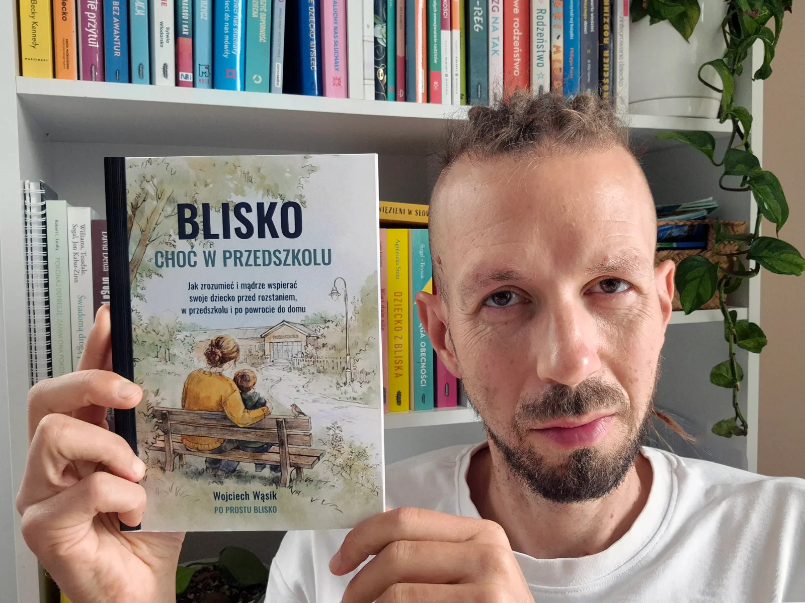 Wojtek z książką Blisko, choć w przedszkolu